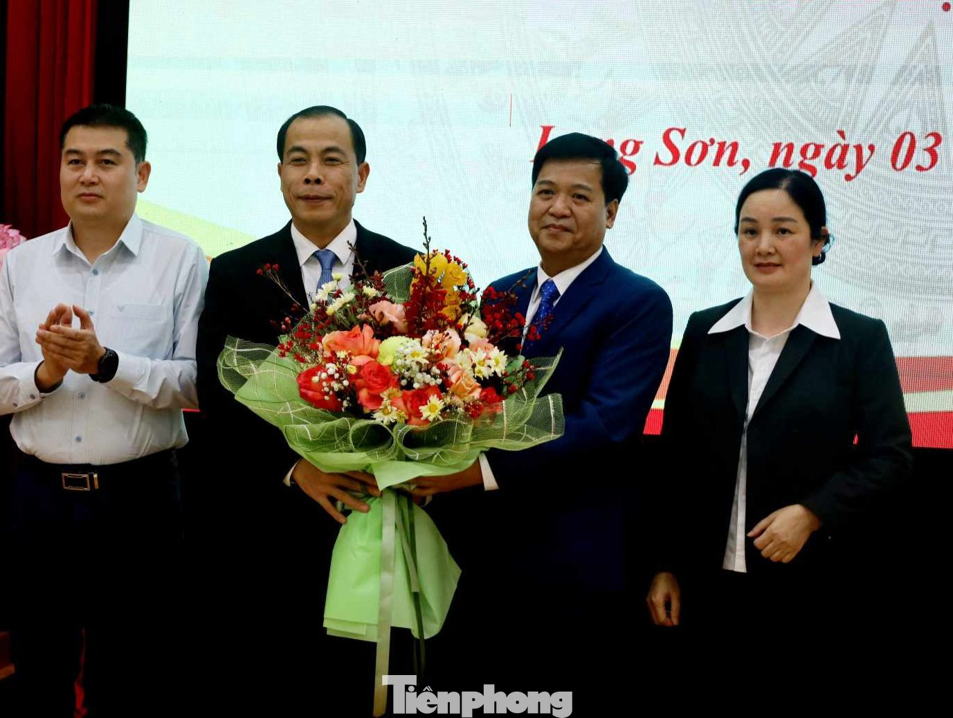 Tập thể lãnh đạo Sở GD &amp; ĐT tỉnh Lạng Sơn tặng hoa chúc mừng ông Đặng Hồng Cường.