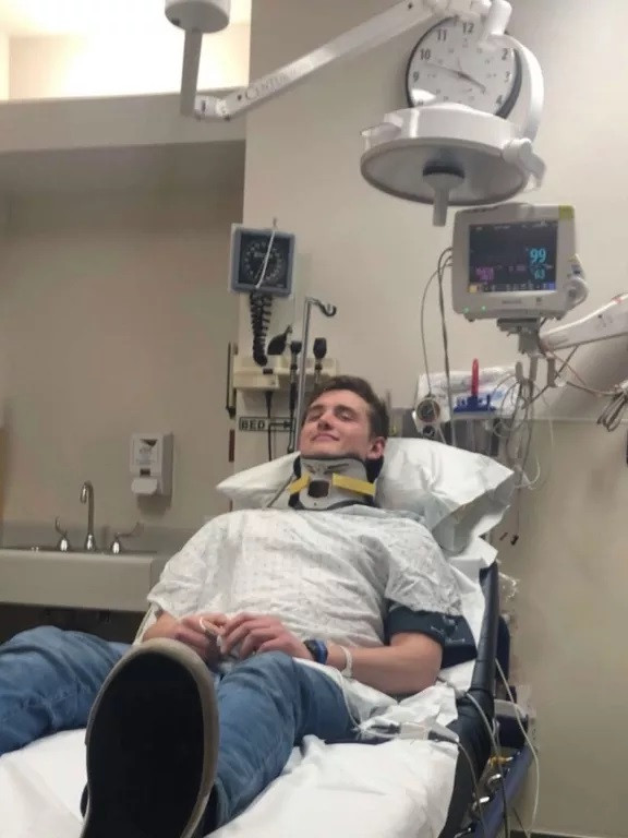 Mitchell không nhớ đã chia tay bạn gái sau tai nạn trượt tuyết. Mitchell không nhớ đã chia tay bạn gái sau tai nạn trượt tuyết.