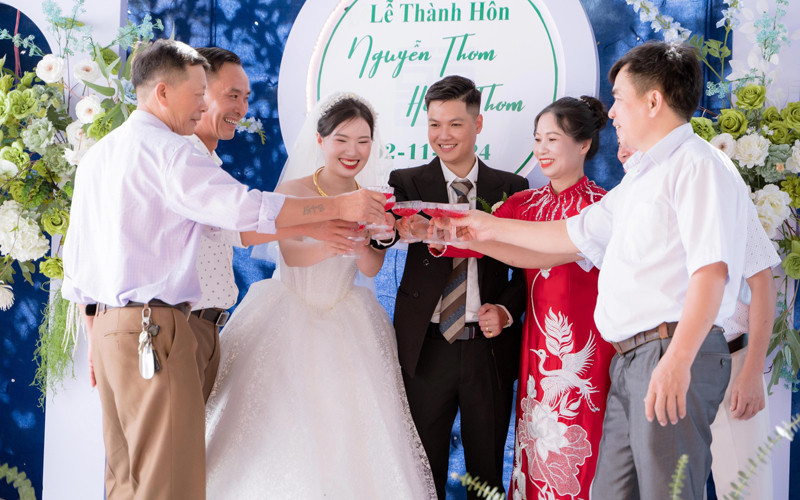 Tình yêu đẹp được hai bên gia đình ủng hộ nhiệt tình. Tình yêu đẹp được hai bên gia đình ủng hộ nhiệt tình.