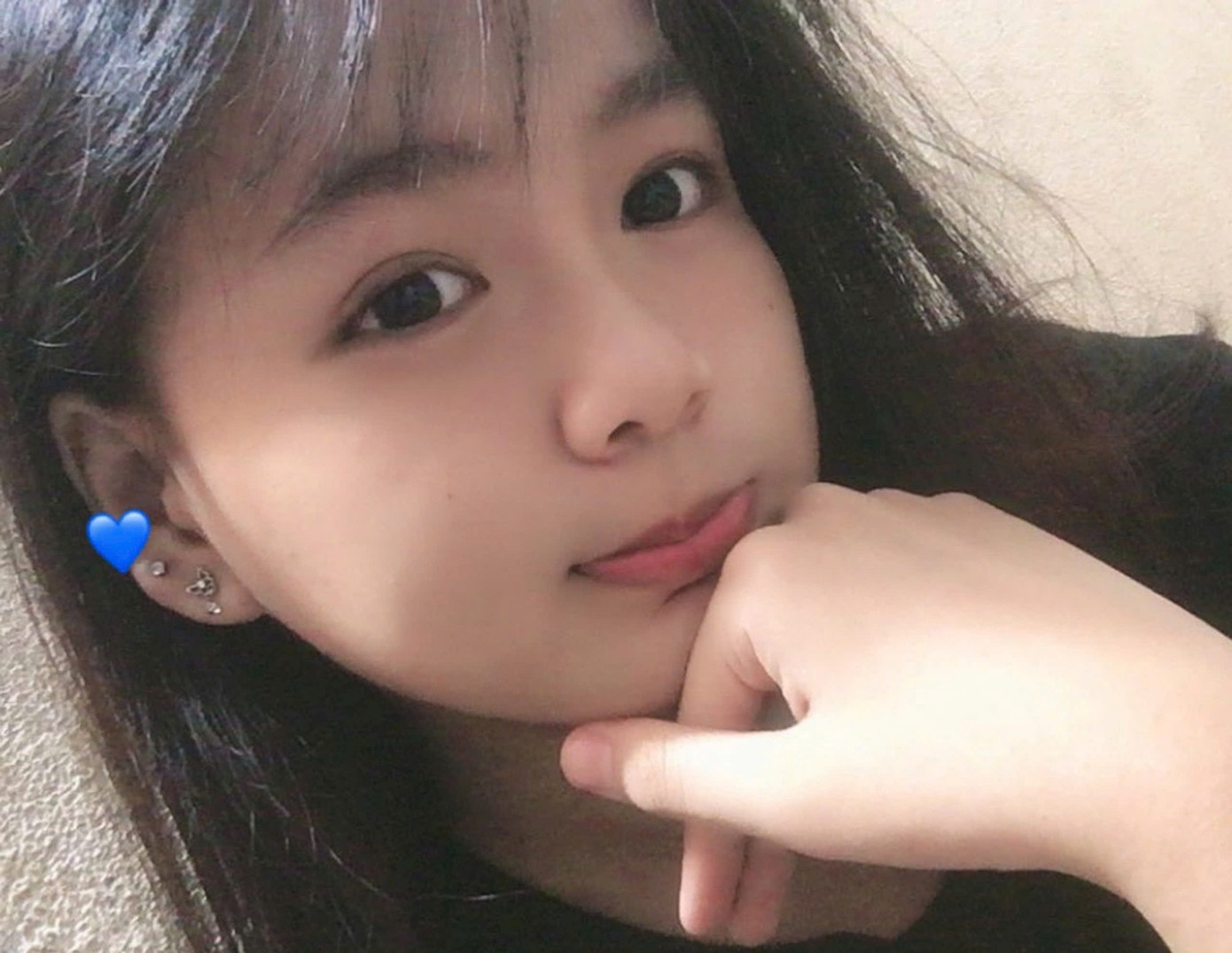 Hai nữ sinh (Như mặc áo dài trắng) giúp đỡ ông lão đãng trí ở Đà Nẵng. Hai nữ sinh (Như mặc áo dài trắng) giúp đỡ ông lão đãng trí ở Đà Nẵng.