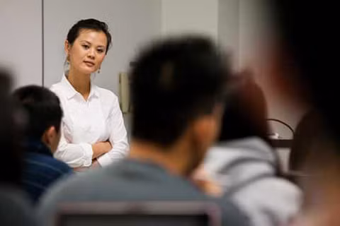 Giáo sư Thuy Vo Dang cùng các sinh viên. Giáo sư Thuy Vo Dang cùng các sinh viên