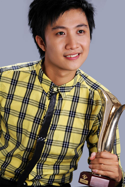 Thầy giáo Hoàng Anh Duy là giáo viên Trường ĐH Ngoại thương. Thầy đã từng ẵm giải Nhất cuộc thi Người dẫn chương trình truyền hình năm 2009. Thầy Anh Duy từng có thời gian du học Anh lấy bằng thạc sĩ. Anh Duy là cựu sinh viên Khoa Quản trị Kinh doanh ĐH Ngoại thương. Anh Duy là giảng viên nhiều triển vọng của ngôi trường danh tiếng này, và cũng rất yêu thích lĩnh vực nghệ thuật, cảm thấy mình có duyên với vai trò của một MC.