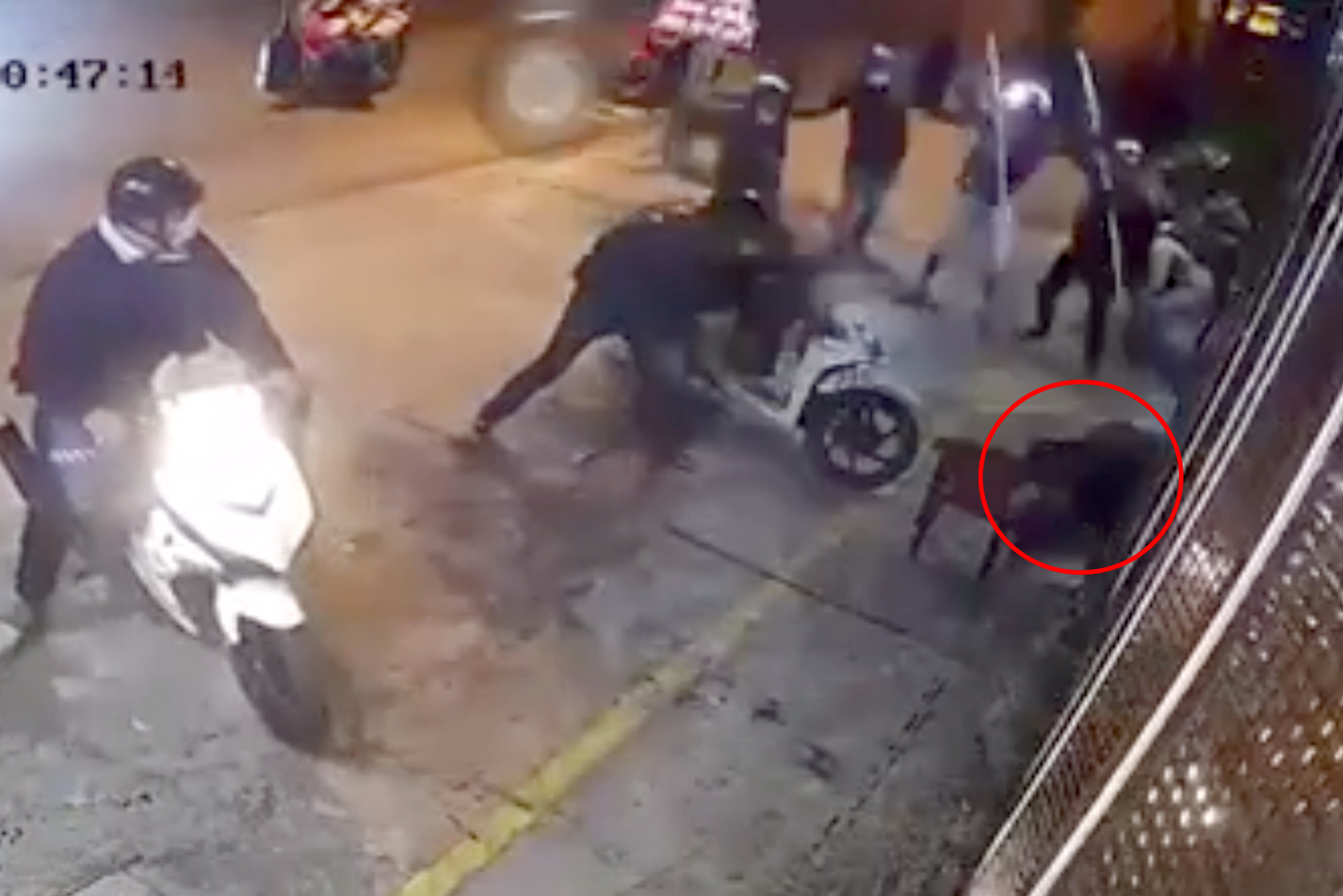 Nhóm người dùng gậy tấn công bạn của anh L. (Ảnh cắt từ clip)