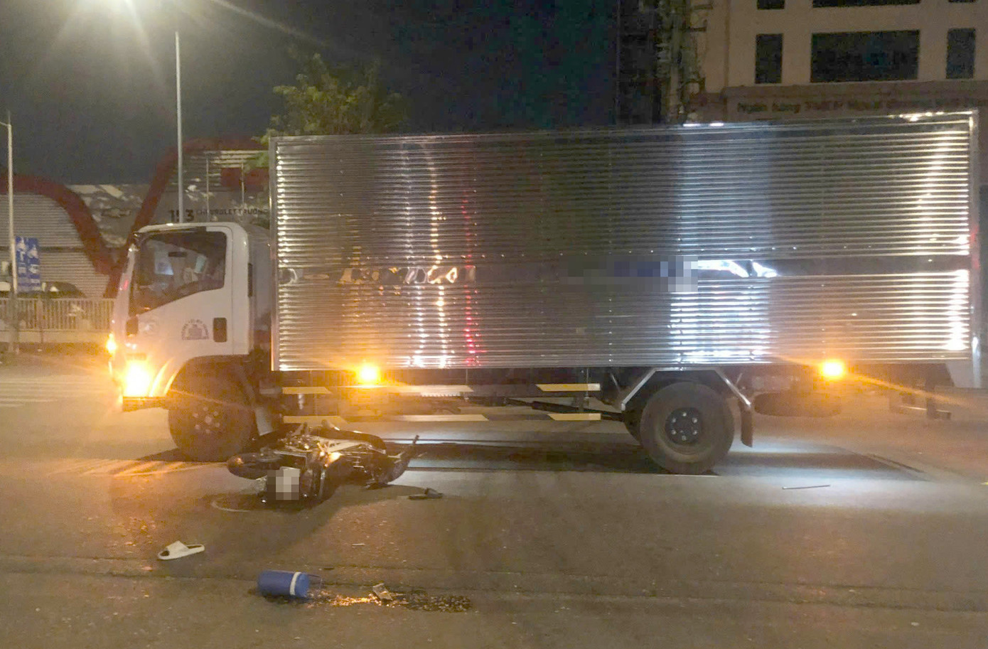 Tài xế Grab vượt đèn đỏ, tông vào hông xe tải khiến người đi cùng tử vong. Ảnh: PC08.