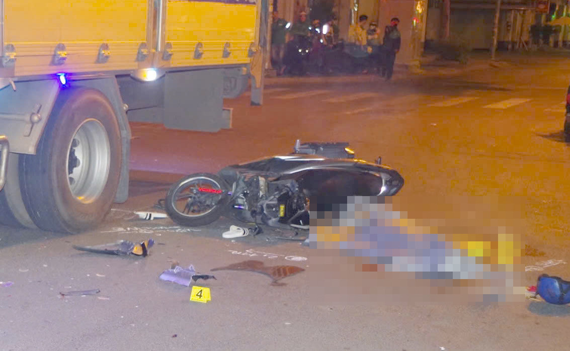 Hiện trường tai nạn làm một người chết do xe máy vượt đèn đỏ. Ảnh: PC08.