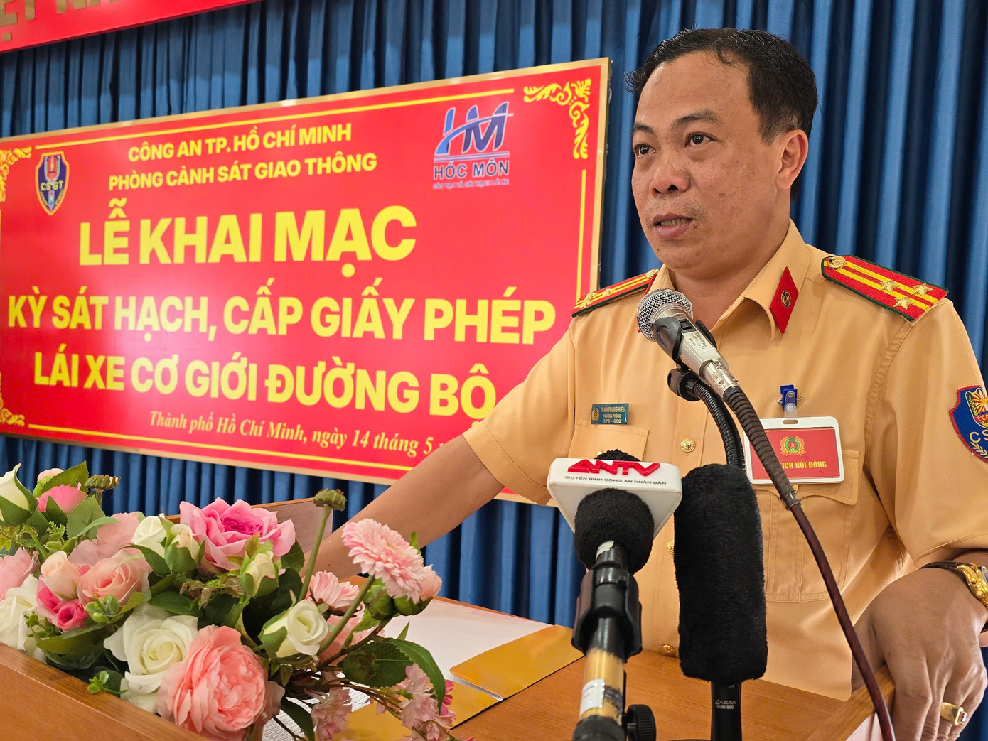 Thượng tá Trần Trung Hiếu phát biểu tại ngày đầu tổ chức thi sát hạch, cấp GPLX. Ảnh: H.T.