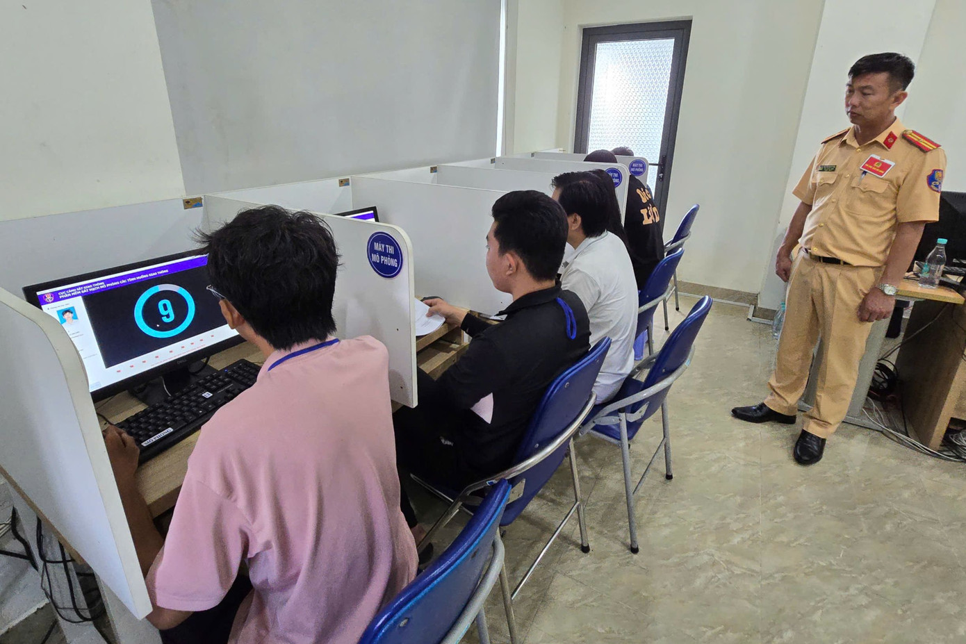 Các thí sinh tại ngày thi sát hạch, cấp GPLX. Ảnh: H.T.