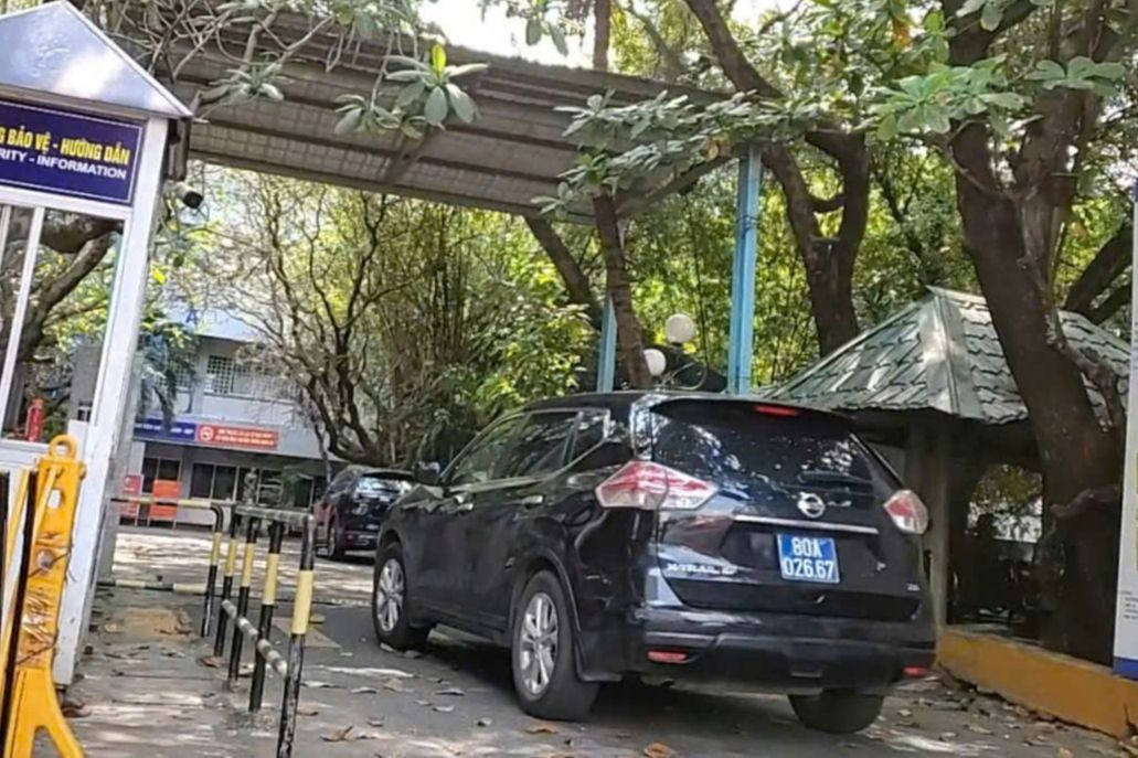 Xe của lực lượng công an có mặt tại Viện Y Dược học dân tộc TPHCM. Ảnh: H.T. Xe của lực lượng công an có mặt tại Viện Y Dược học dân tộc TPHCM. Ảnh: H.T.