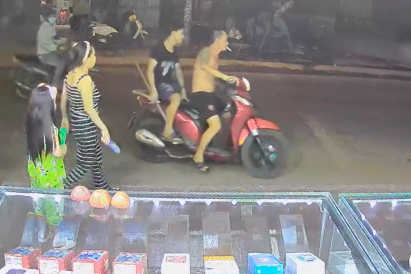 Anh Đ (người cởi trần) lấy xe máy đuổi theo kẻ gian. Ảnh cắt từ clip.