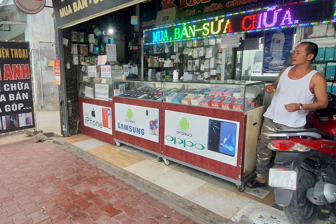 Tiệm điện thoại xảy ra vụ việc. Ảnh: Minh Anh.