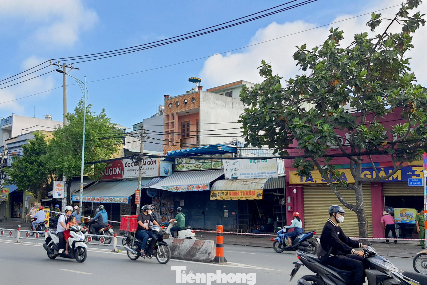 Lực lượng chức năng căng dây phong tỏa nhiều căn nhà liền kề để khám nghiệm hiện trường (Ảnh: Hoàng Thuận). Lực lượng chức năng căng dây phong tỏa nhiều căn nhà liền kề để khám nghiệm hiện trường (Ảnh: Hoàng Thuận).