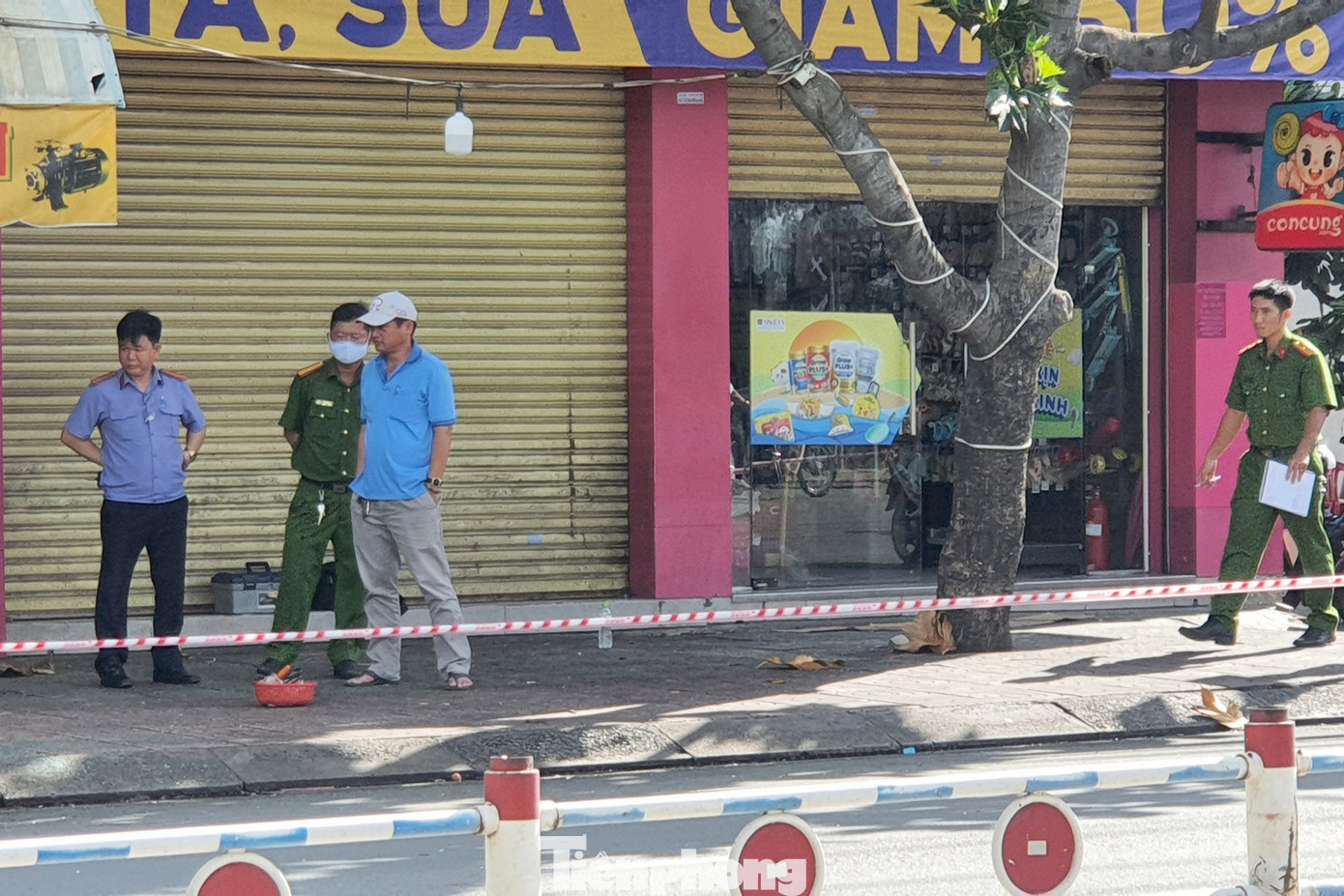 Đại diện Viện kiểm sát cũng có mặt tại hiện trường xảy ra vụ án mạng (Ảnh: Hoàng Thuận). Đại diện Viện kiểm sát cũng có mặt tại hiện trường xảy ra vụ án mạng (Ảnh: Hoàng Thuận).