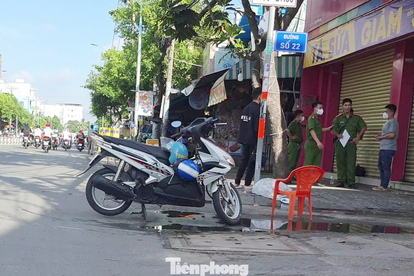 Công an có mặt tại hiện trường (Ảnh: Hoàng Thuận). Công an có mặt tại hiện trường (Ảnh: Hoàng Thuận).