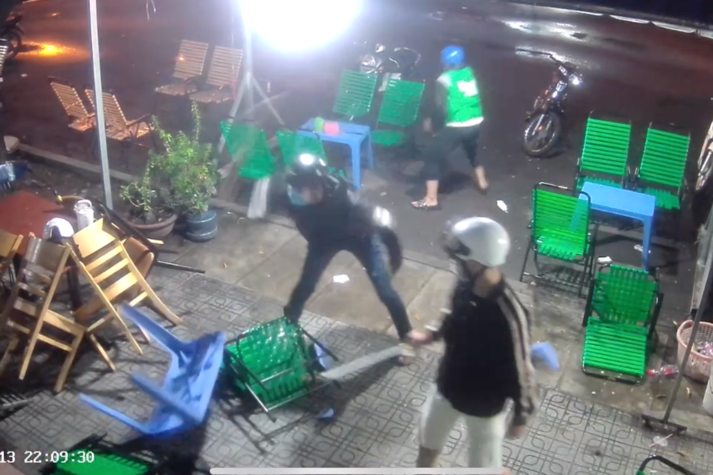 Nhóm của Minh mang dao, bom xăng đuổi đánh nhóm của K (Ảnh cắt từ clip).