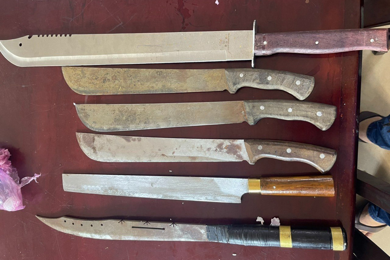 Số hung khí công an thu giữ.