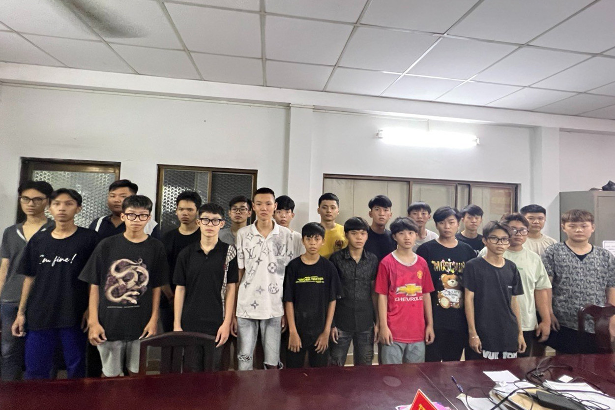 Các đối tượng tham gia hỗn chiến được đưa về trụ sở công an.