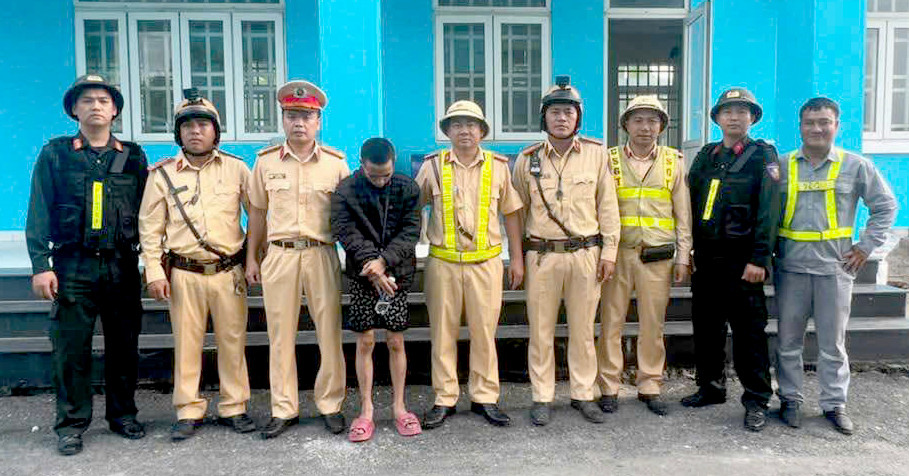 Các đơn vị liên quan bắt giữ Kiệt khi đang lẩn trốn về miền Trung bằng xe khách. Ảnh: C.A. Các đơn vị liên quan bắt giữ Kiệt khi đang lẩn trốn về miền Trung bằng xe khách. Ảnh: C.A.