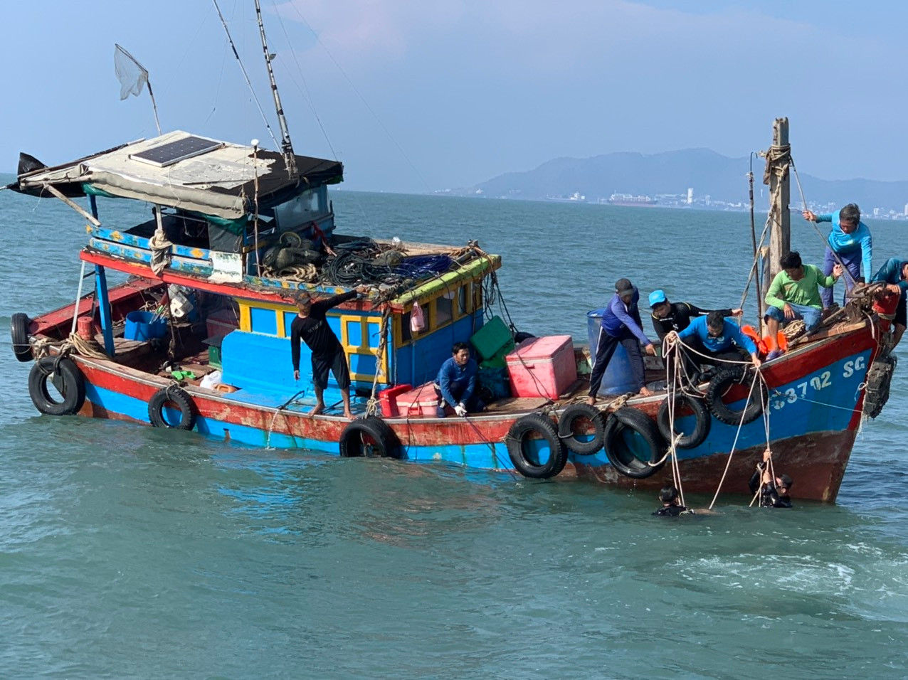 Lực lượng chức năng triển khai tìm kiếm thuyền viên bị mất tích. Ảnh: Công an cung cấp.