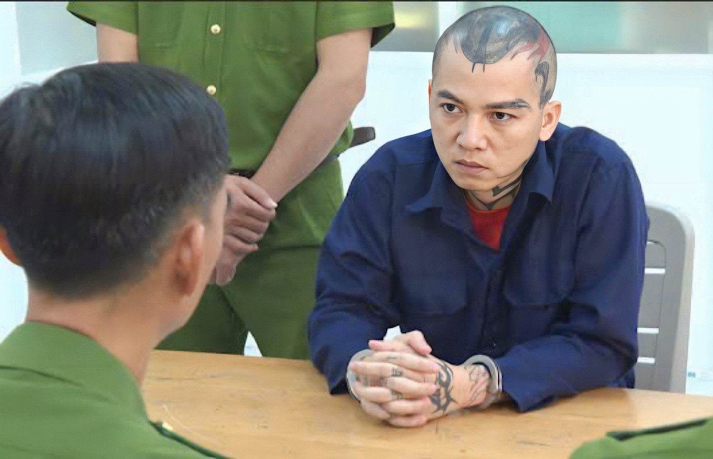 Công an lấy lời khai Lê Nguyên Hạnh. Ảnh: C.A.