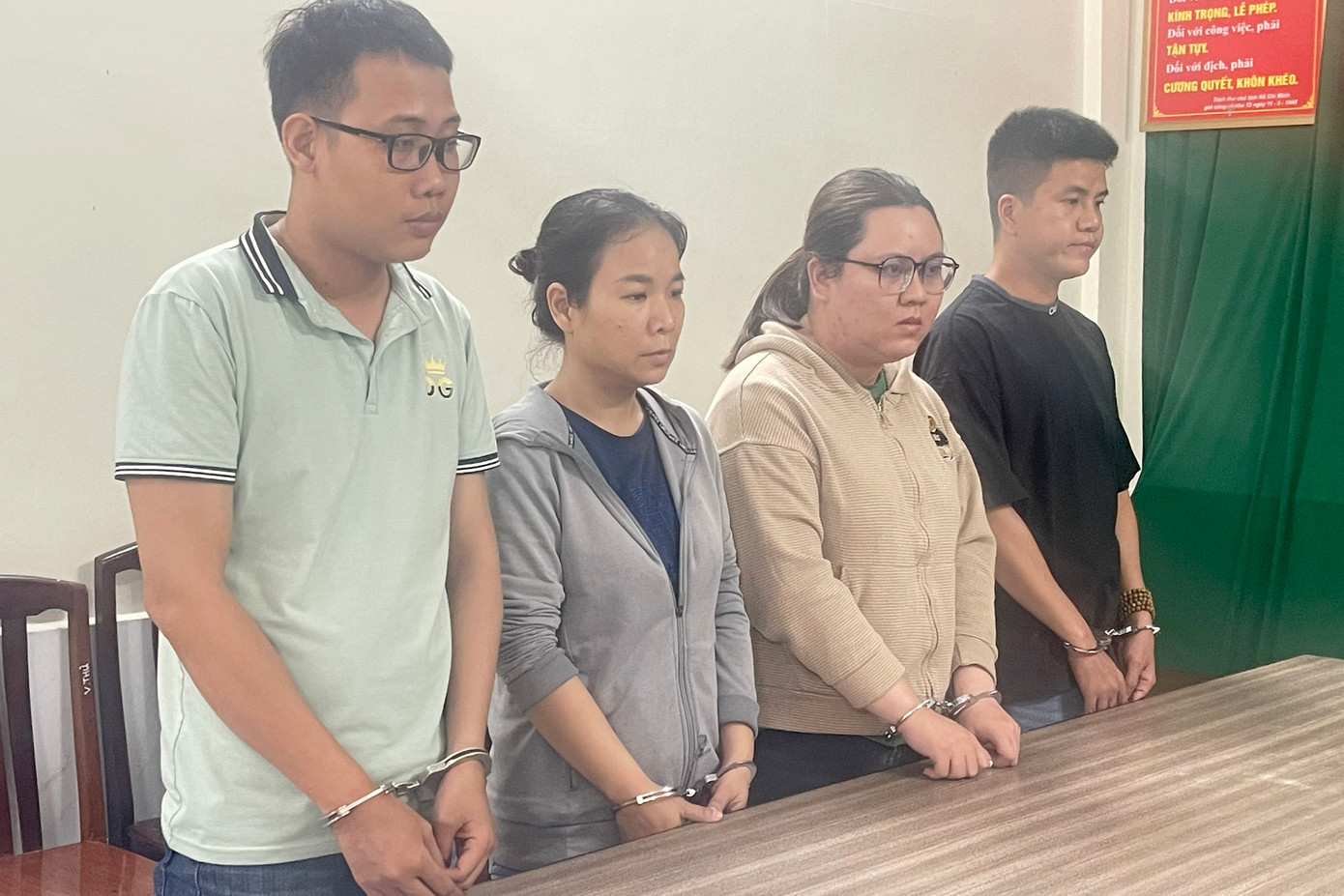 Nguyễn Trung Kiên (bên trái) và đồng phạm tại cơ quan công an.