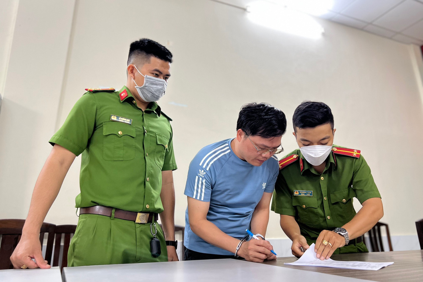 Cơ quan công an tống đạt các quyết định đối với một bị can (Ảnh: Công an cung cấp). Cơ quan công an tống đạt các quyết định đối với một bị can (Ảnh: Công an cung cấp).