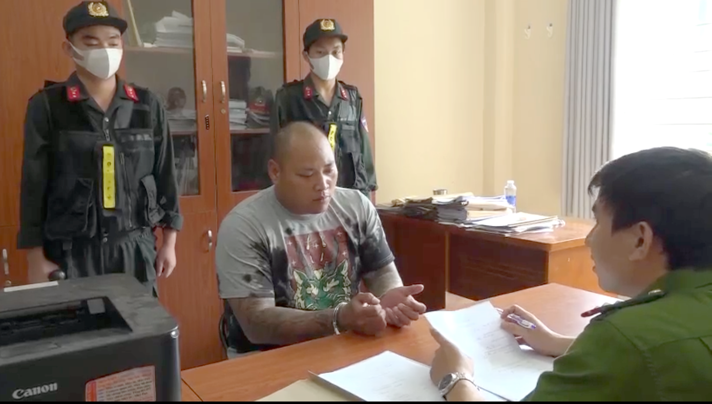 Các đối tượng trong băng nhóm bảo kê chợ đầu mối Bình Điền "sở hữu" nhiều tiền án, tiền sự. Các đối tượng trong băng nhóm bảo kê chợ đầu mối Bình Điền "sở hữu" nhiều tiền án, tiền sự.