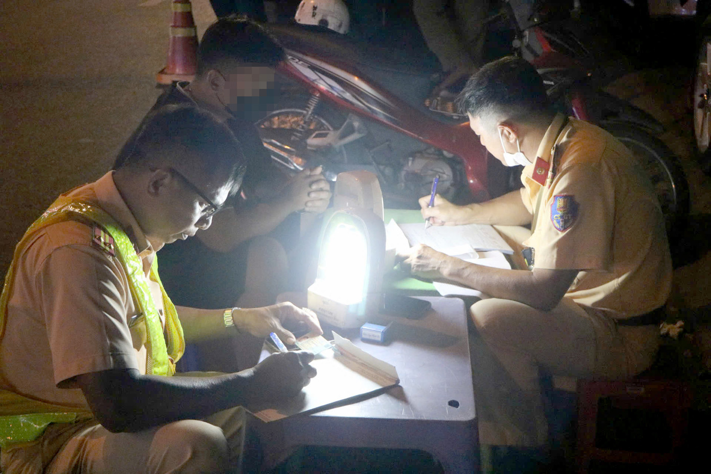 Tổ công tác lập biên bản xử phạt đối với nam công nhân. Ảnh: C.A. Tổ công tác lập biên bản xử phạt đối với nam công nhân. Ảnh: C.A.