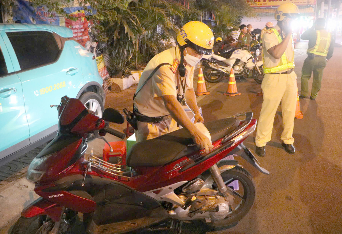 Lực lượng CSGT niêm phong, tạm giữ phương tiện của người vi phạm nồng độ cồn. Ảnh: C.A. Lực lượng CSGT niêm phong, tạm giữ phương tiện của người vi phạm nồng độ cồn. Ảnh: C.A.