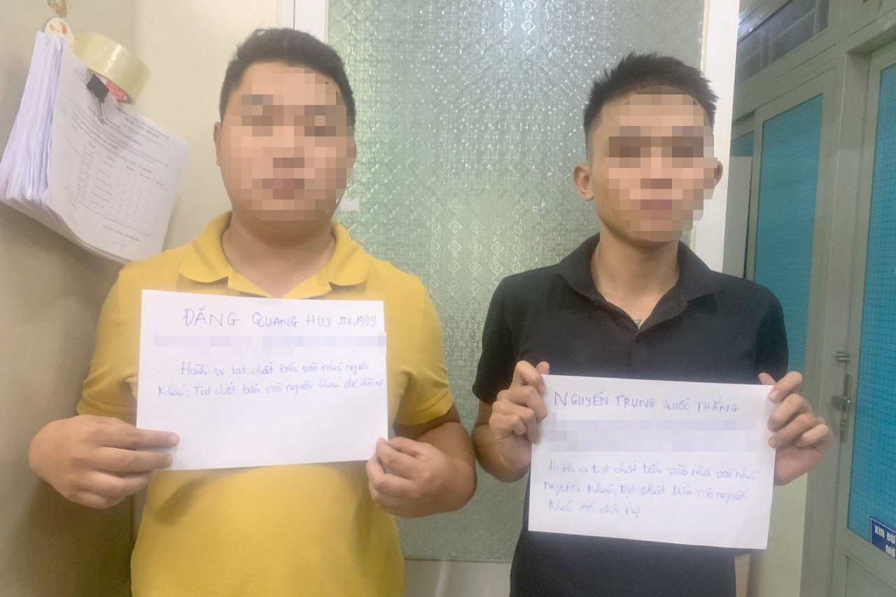 Đặng Quang Huy (bên trái) và Nguyễn Trung Quốc Thắng tại cơ quan công an. Ảnh: A.X. Đặng Quang Huy (bên trái) và Nguyễn Trung Quốc Thắng tại cơ quan công an. Ảnh: A.X.