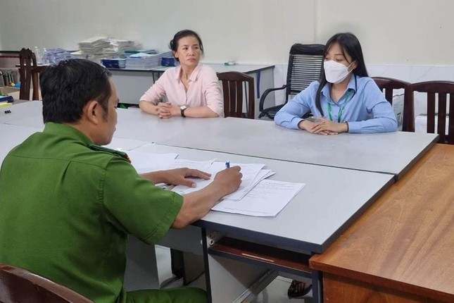 Công an lấy lời khai 2 bị can Nguyễn Thị Mai Nhi (trái) và Lê Thị Thu Hà (phải). Công an lấy lời khai 2 bị can Nguyễn Thị Mai Nhi (trái) và Lê Thị Thu Hà (phải).