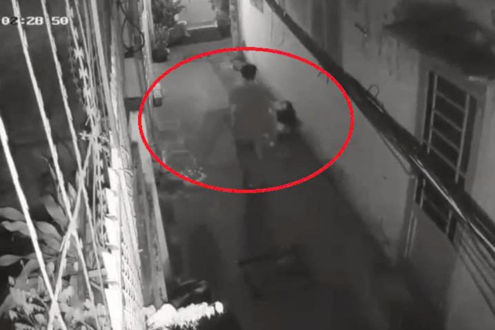 Camera ghi lại hình ảnh người đàn ông ôm thi thể người mẹ đem bỏ ra đường. Ảnh: C.A. Camera ghi lại hình ảnh người đàn ông ôm thi thể người mẹ đem bỏ ra đường. Ảnh: C.A.