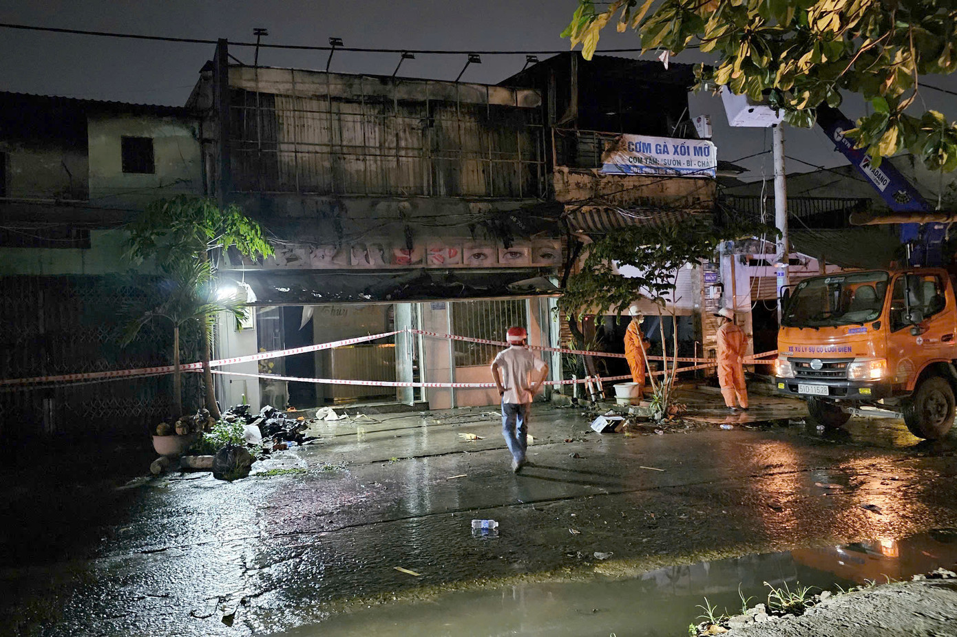 Lực lượng chức năng phong tỏa hiện trường để điều tra nguyên nhân. Ảnh: C.A.