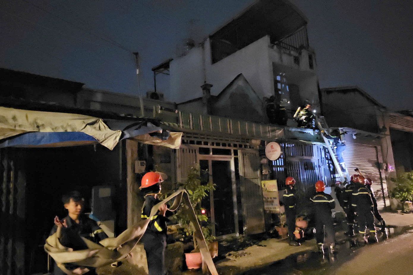 Gần 2 giờ đám cháy mới được lực lượng chữa cháy dập tắt. Ảnh: C.A.