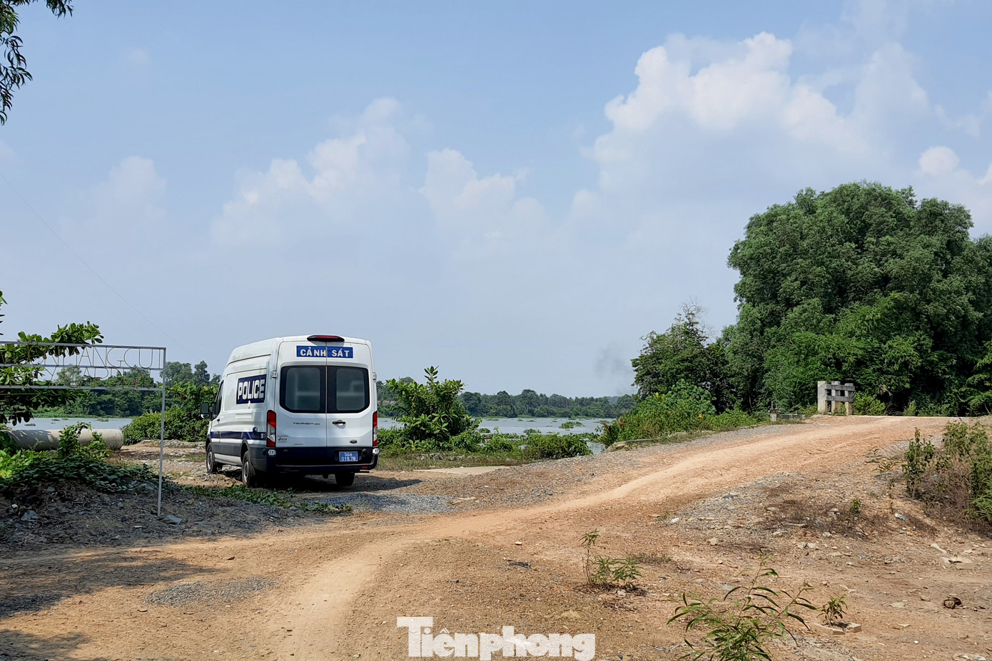 Xe của công an có mặt tại hiện trường (Ảnh: Hoàng Thuận). Xe của công an có mặt tại hiện trường (Ảnh: Hoàng Thuận).