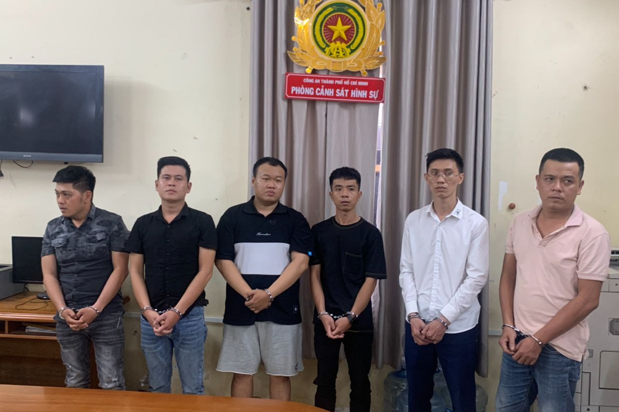 Trần Thiên Định (thứ 2 từ trái qua) cùng đồng bọn tại cơ quan công an. Ảnh: Công an cung cấp. Trần Thiên Định (thứ 2 từ trái qua) cùng đồng bọn tại cơ quan công an. Ảnh: Công an cung cấp.