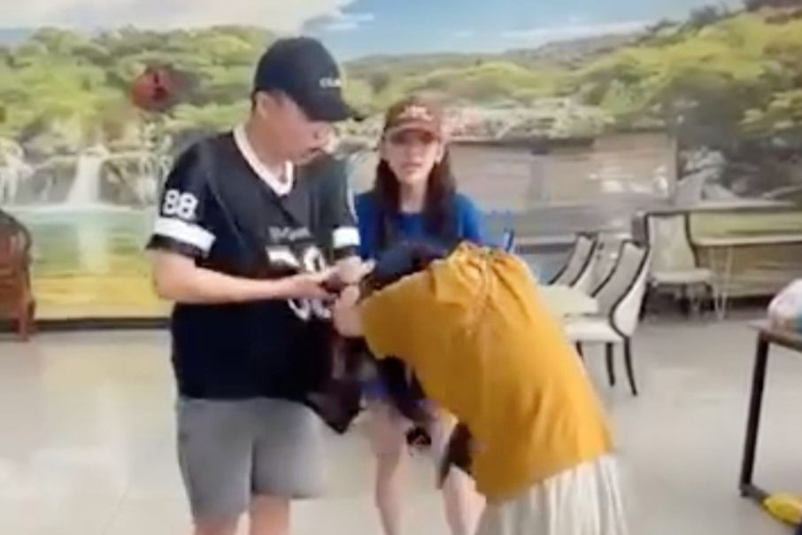 Phan Ngọc Quý (áo xanh) và Trịnh Đình Thanh Tú (áo đen) hành hung cô gái trong chung cư ở quận Bình Thạnh. Ảnh cắt từ clip. Phan Ngọc Quý (áo xanh) và Trịnh Đình Thanh Tú (áo đen) hành hung cô gái trong chung cư ở quận Bình Thạnh. Ảnh cắt từ clip.