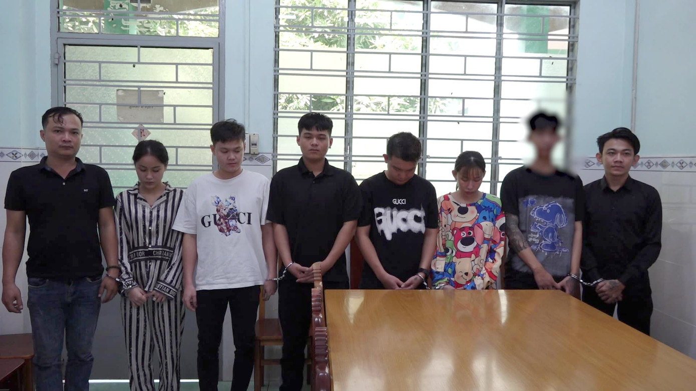 Công an tạm giữ 8 đối tượng để xử lý hành vi mua bán, tổ chức sử dụng ma túy. Ảnh: C.A.