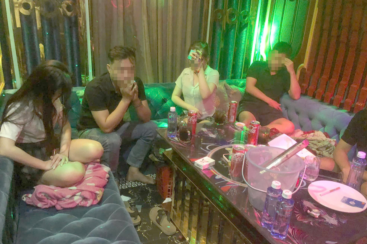 Các đối tượng sử dụng ma túy trong phòng thu âm bị công an bắt quả tang. Ảnh: C.A.