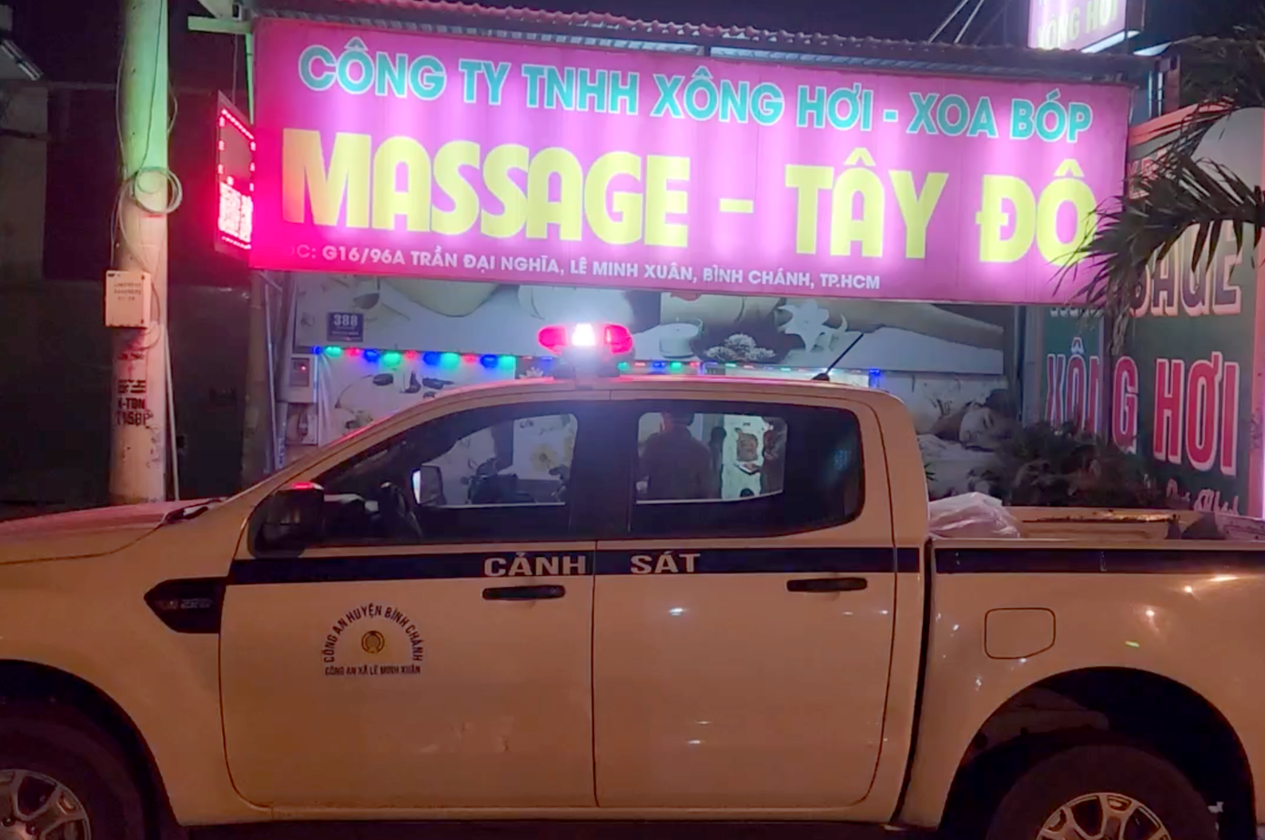 Công an kiểm tra cơ sở massage Tây Đô. Ảnh: Công an cung cấp. Công an kiểm tra cơ sở massage Tây Đô. Ảnh: Công an cung cấp.