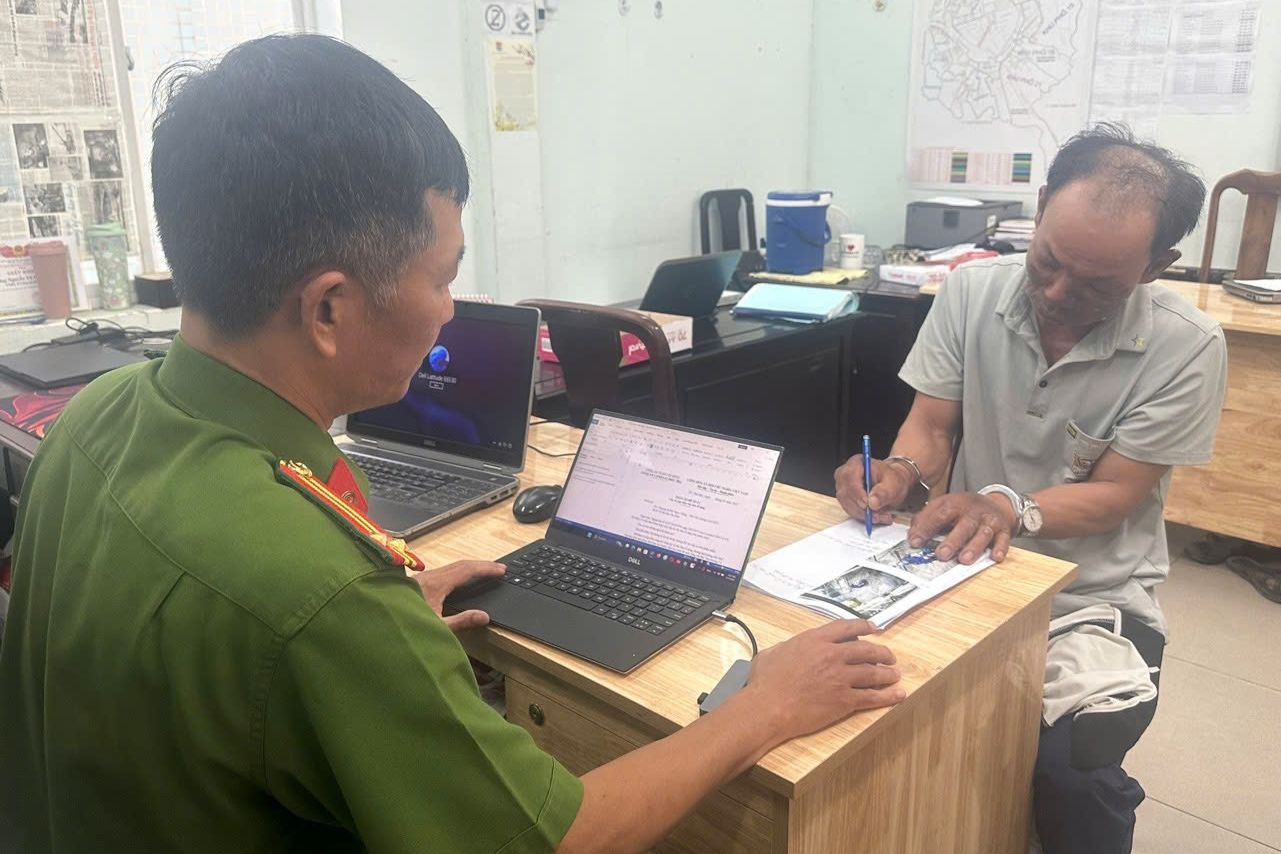 Công an ghi lời khai của nghi phạm. Ảnh: Công an cung cấp.