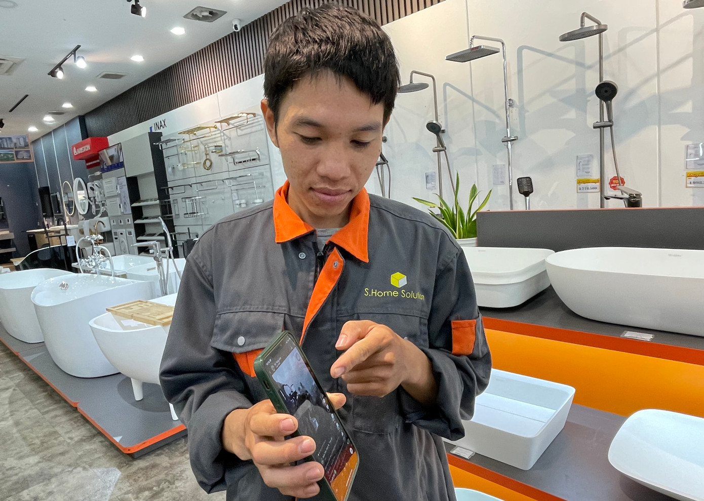 Anh Vũ Thanh Tùng kể lại giây phút tham gia giải cứu. Ảnh: H.T. Anh Vũ Thanh Tùng kể lại giây phút tham gia giải cứu. Ảnh: H.T.