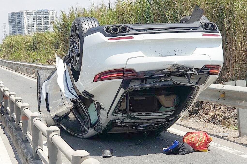 Ô tô Porche lật ngửa ở làn xe hai bánh. Ảnh: A.X.