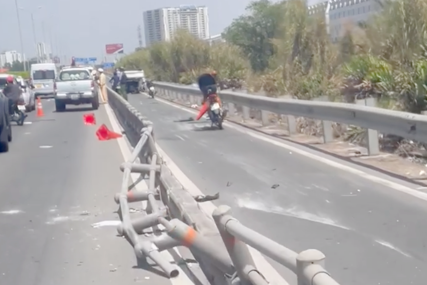 Đoạn dải phân cách bị húc đổ. Ảnh: A.X.