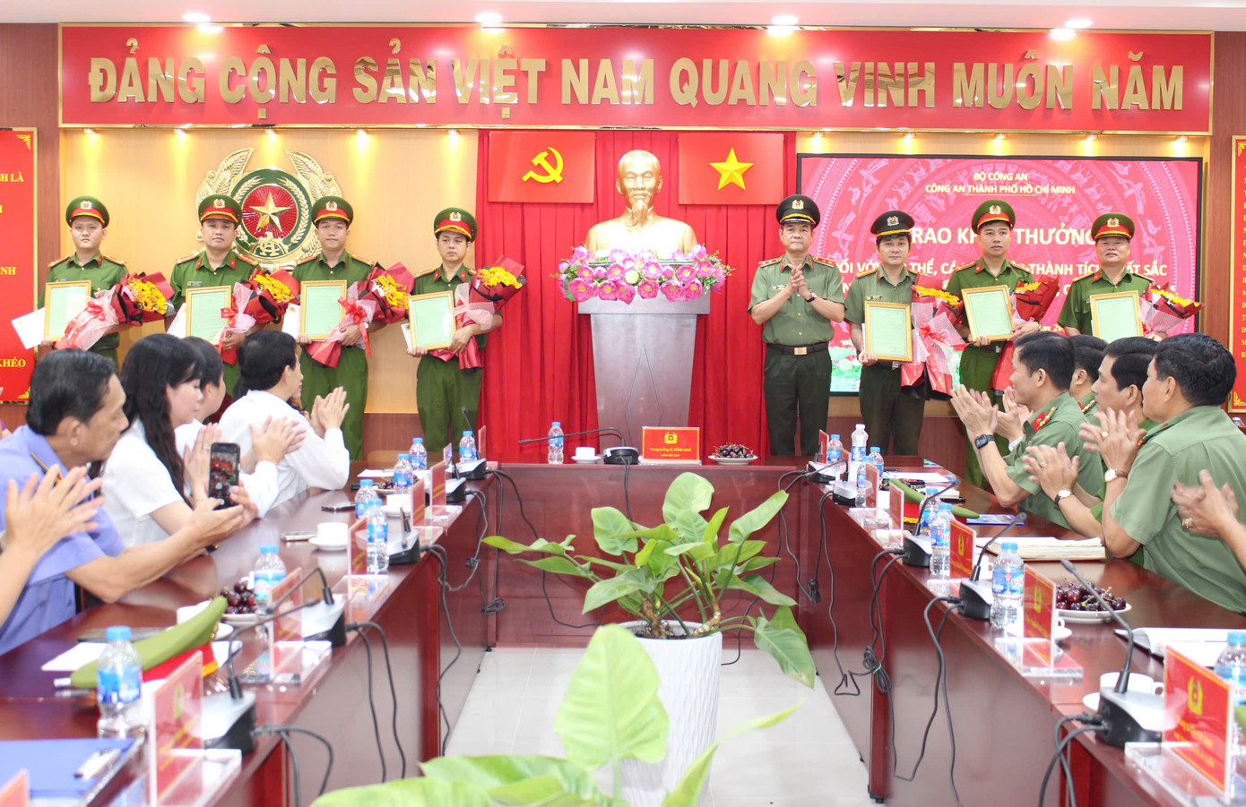 Trung tướng Lê Hồng Nam trao thư khen cho tập thể, cá nhân có thành tích xuất sắc. Ảnh: Công an cung cấp.