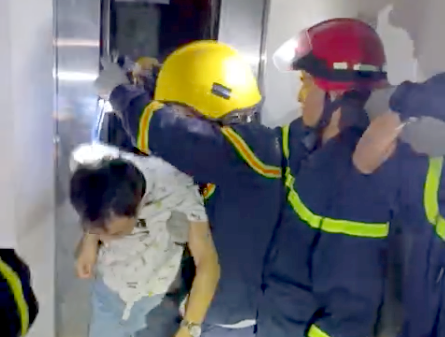 Người đàn ông được đưa ra ngoài an toàn. Ảnh: PC07. Người đàn ông được đưa ra ngoài an toàn. Ảnh: PC07.