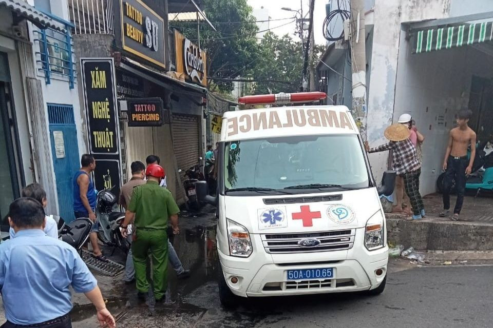 Xe cứu thương có mặt tại hiện trường xảy ra vụ cháy. Xe cứu thương có mặt tại hiện trường xảy ra vụ cháy.