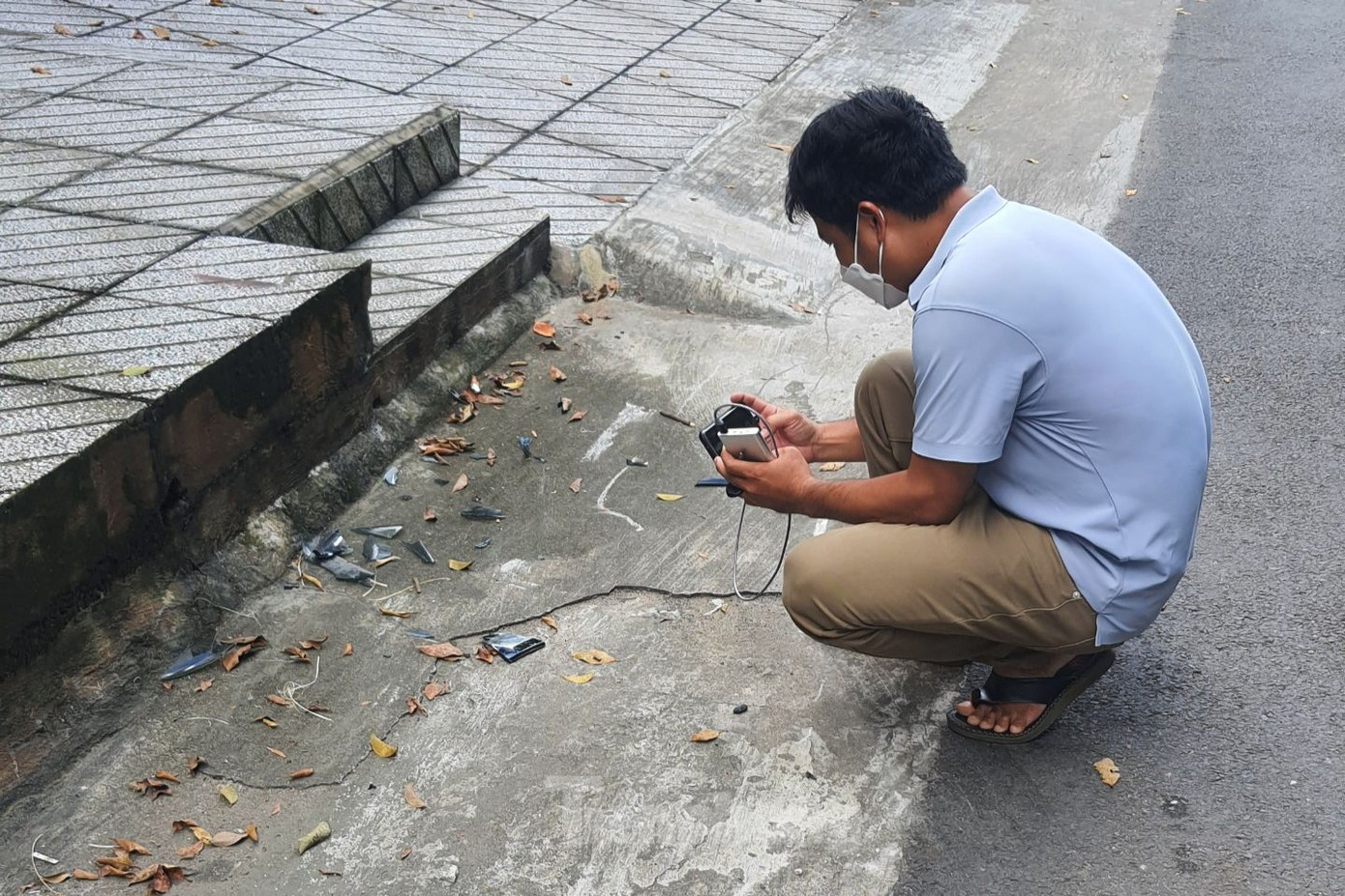 Mảnh vỡ các phương tiện rơi tại hiện trường. Ảnh: Hoàng Thuận