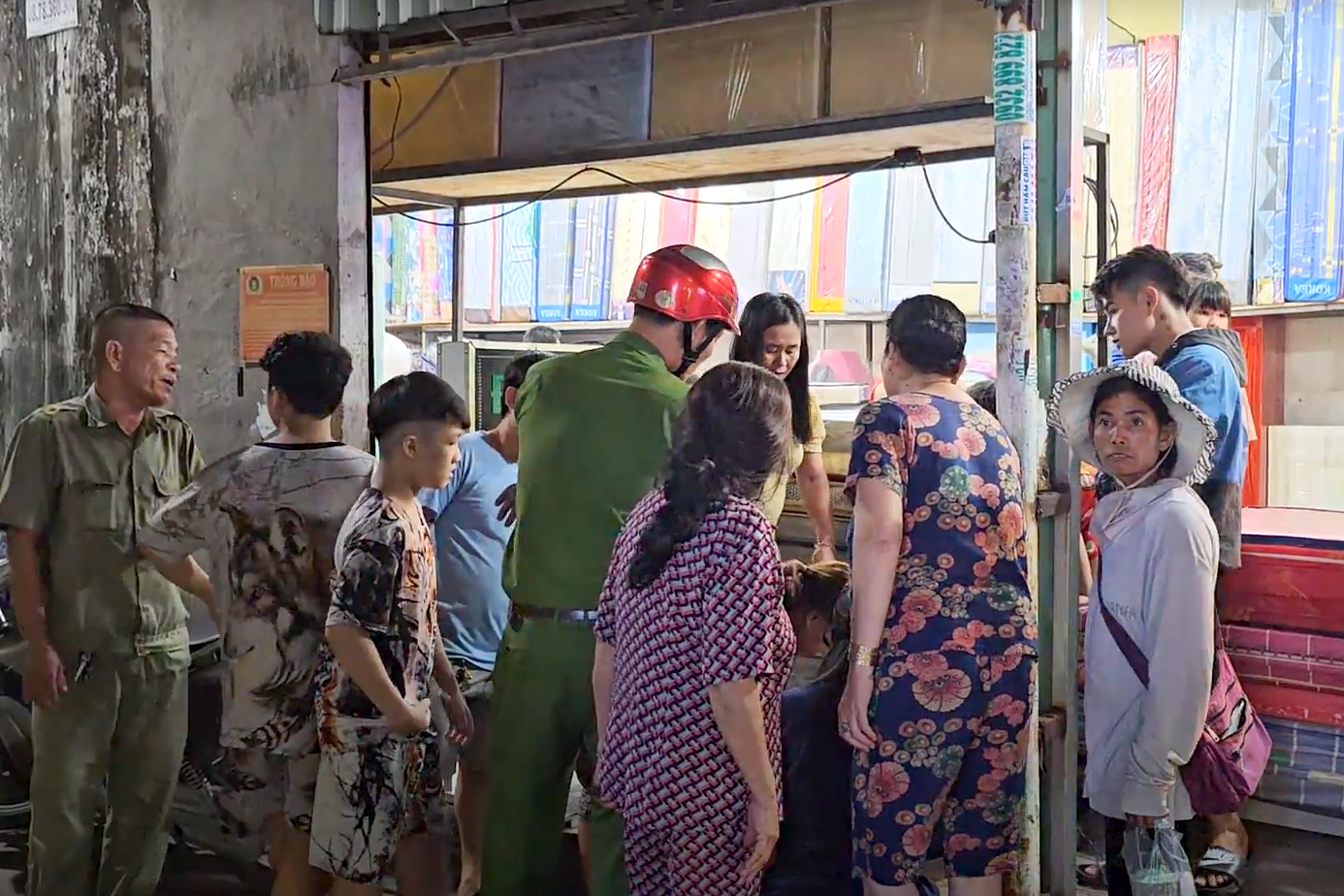 Công an có mặt tại khu vực phát hiện bé gái sơ sinh. Ảnh: M.A.