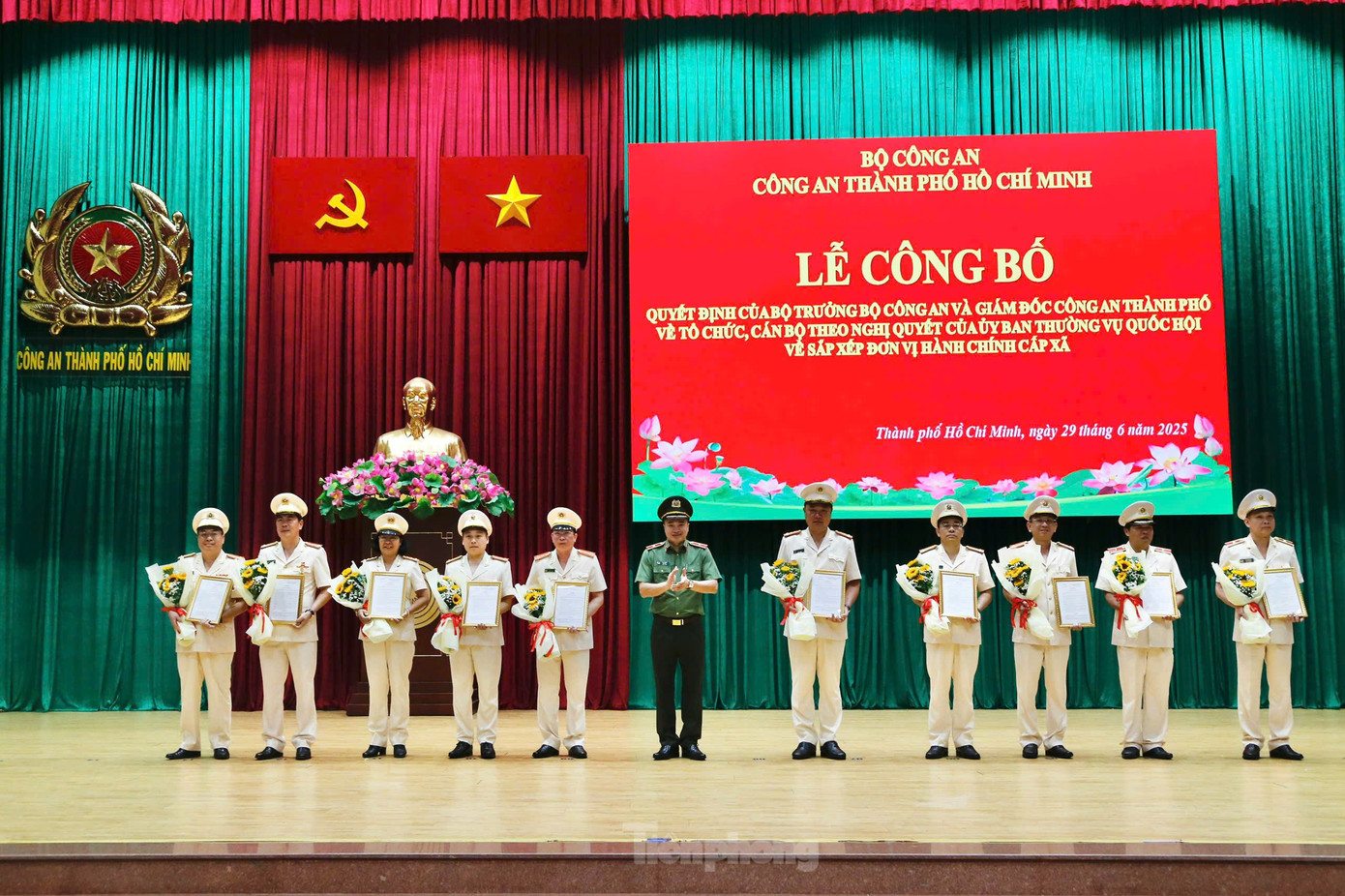 Thừa ủy quyền của lãnh đạo Bộ Công an, Thiếu tướng Mai Hoàng trao các quyết định cho các phó Giám đốc Công an TPHCM. Ảnh: H.T.