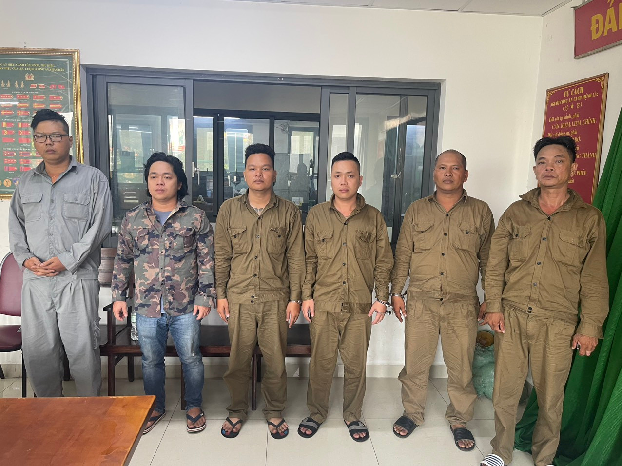 Đối tượng Vinh (thứ 3 từ phải qua) cùng đồng bọn tại cơ quan công an. Ảnh: Công an cung cấp.